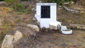 A white building with a sign reading "FONT DEL XARXANET" and a small window.
