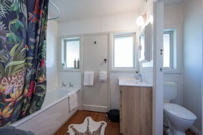 Sèche-cheveux, serviettes fournies, savon, shampoing