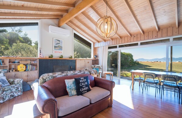 Smart TV, fireplace - Waterfront Classic Kiwi Bach (Mapua)