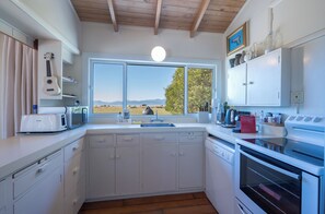 Fridge, microwave, oven, stovetop - Waterfront Classic Kiwi Bach (Mapua)