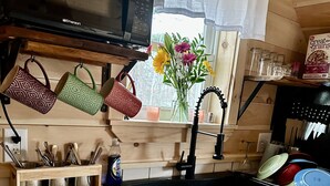 Kaffetrakter/tekoker, kjøleskap, mikrobølgeovn og brødrister