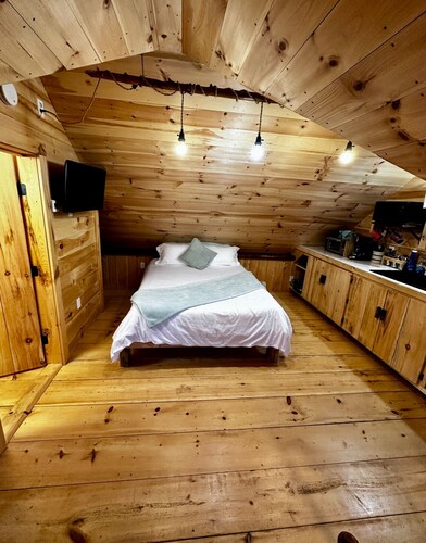Cabin Style Studio Apt with Private Hot tub on 100 Acres Kayaks, Canoes & SUP