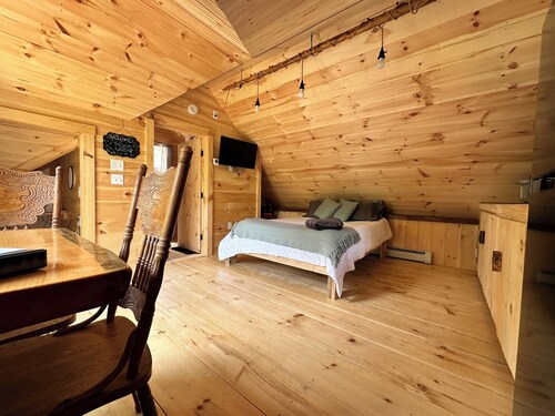 Cabin Style Studio Apt with Private Hot tub on 100 Acres Kayaks, Canoes & SUP