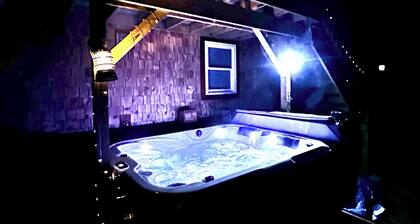 Cabin Style Studio Apt with Private Hot tub on 100 Acres Kayaks, Canoes & SUP