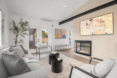 Luxury Beach Retreat - Enclosed Lot, Spa, 3 minute walk to Beach, Modern