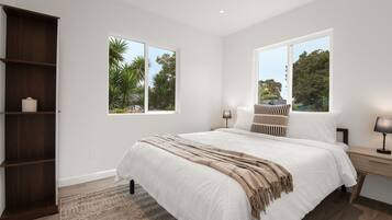 3 bedrooms, desk, iron/ironing board, free WiFi