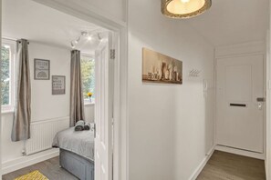 1 quarto, escrivaninha, ferros/tábuas de passar roupa, Wi-Fi de cortesia