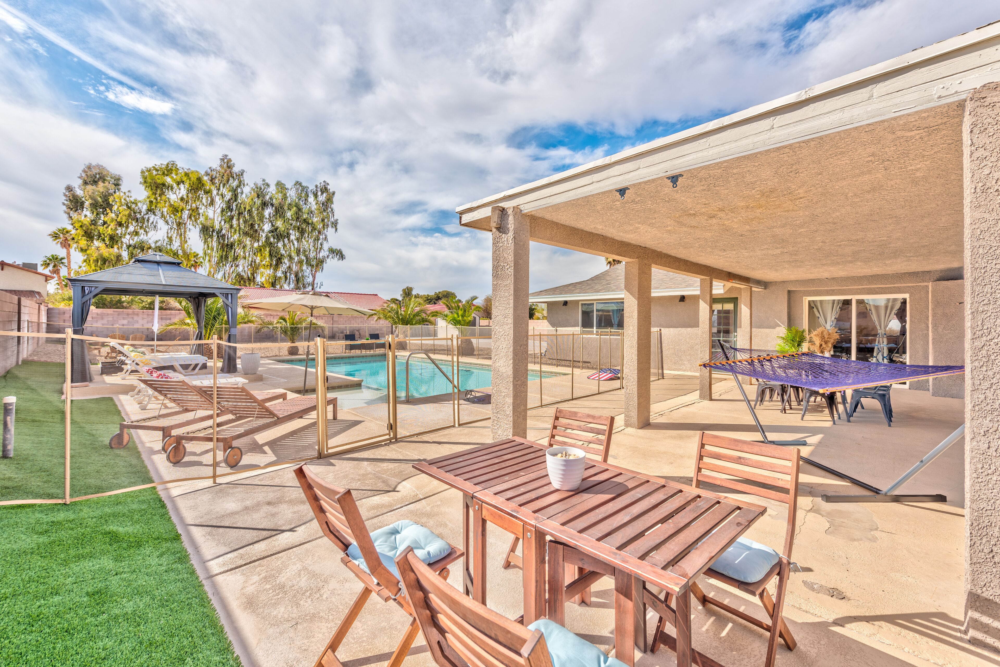 5 stars ⭐️ Villa! Modern! Central! Big Pool & Back Yard! Enjoy.