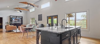 15 min to Asheville, Mountain Views, Fire Pit, 4BR/3.5BTH, Great Reviews!