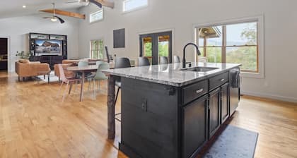 15 min to Asheville, Mountain Views, Fire Pit, 4BR/3.5BTH, Great Reviews!