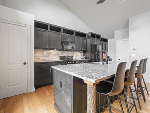 Fridge, microwave, oven, stovetop - 15 min to Asheville, Mountain Views, Fire Pit, Modern 4BR/3.5BTH, Pets welcome (Canton)