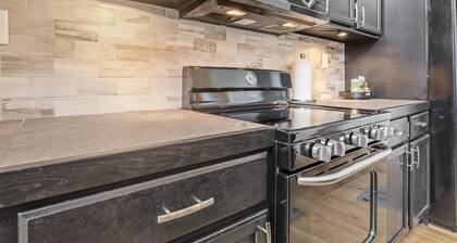 15 min to Asheville, Mountain Views, Fire Pit, Modern 4BR/3.5BTH, Pets welcome