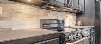 15 min to Asheville, Mountain Views, Fire Pit, Modern 4BR/3.5BTH, Pets welcome