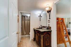 Doccia, asciugacapelli, asciugamani, sapone