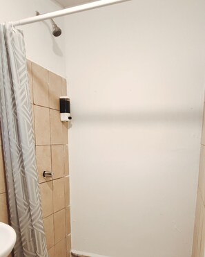 Douche, serviettes fournies, shampooing, papier de toilette