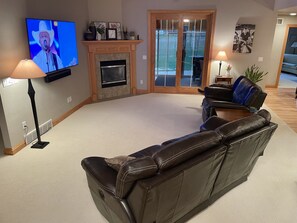 Smart-TV, Kamin, Tischtennisplatte, Computerbildschirme