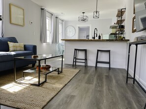 Smart TV - Charleston Cottage - Minutes from Everything (North Charleston)