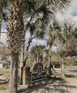 Property grounds - Charleston Cottage - Minutes from Everything (North Charleston)