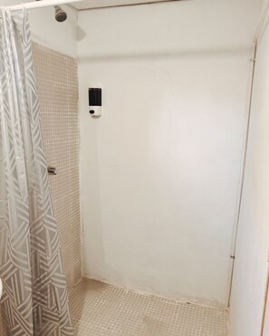 Shower, towels, shampoo, toilet paper - Comfy Stay for 4 @CasaSanAlfonso Room#24 (La Libertad)