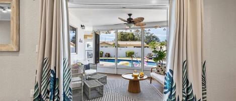 Een buitenzwembad, een verwarmd zwembad