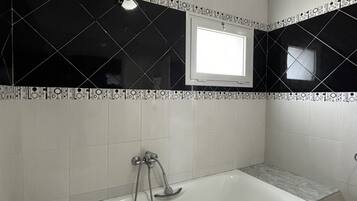 Douche, serviettes fournies, savon, papier toilette
