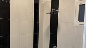 A modern bathroom with a shower, toilet, and sink. - Apparemment Haut Standing 170m (Tunis)
