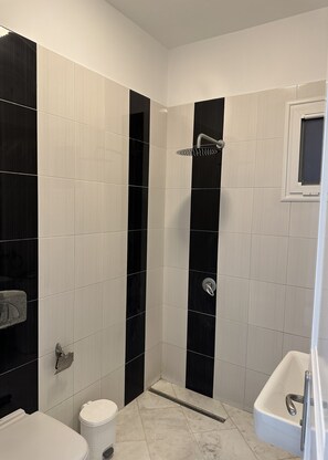 Dusj, håndklær, såpe og toalettpapir