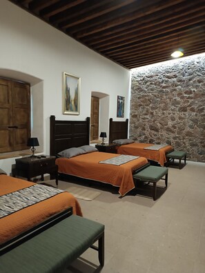 デラックス トリプルルーム | 高級寝具、羽毛の掛け布団、デスク、ノートパソコン用作業スペース