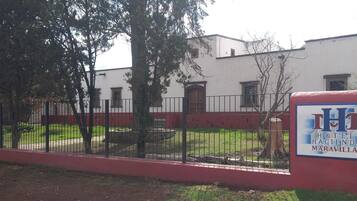 Vista frontal de la propiedad