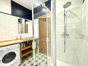 Een douche, een haardroger, handdoeken, zeep