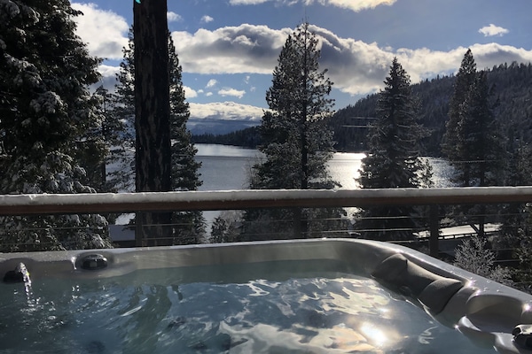 Tina de hidromasaje al aire libre