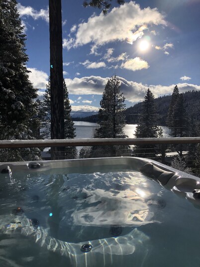 Luxe Lake View Lodge sleeps 18; Full-gym, Spa, & Firepit.