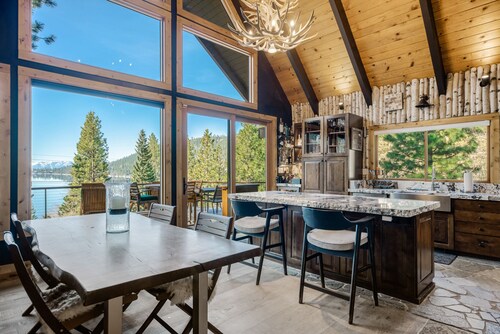 Luxe Lake View Lodge sleeps 18; Full-gym, Spa, & Firepit.