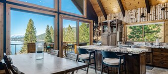 Luxe Lake View Lodge sleeps 18; Full-gym, Spa, & Firepit.