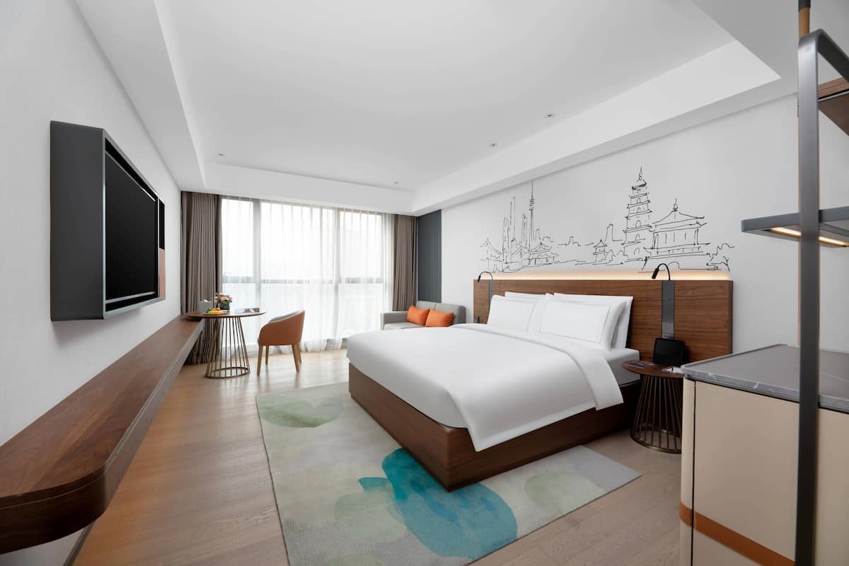 Superior eenpersoonskamer | Luxe beddengoed, donsdekens, een gratis minibar, een bureau
