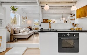 Fridge, stovetop, dishwasher, coffee/tea maker - Beautiful home in Orø with WiFi (Orø)