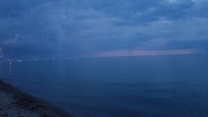 En kustvy med en strand och havet.