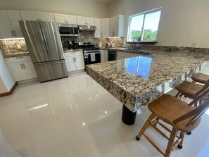 ثلاجة، ميكروويف، فرن، موقد طهي مسطح