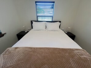 2 bedrooms, desk, iron/ironing board, free WiFi - The Nook, Private Beach House (Fort Bragg)