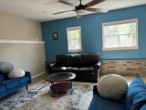 Een smart-tv, een open haard en een dvd-speler