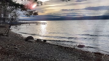 Chaises longues, serviettes de plage