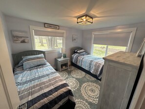 3 bedrooms, in-room safe, desk, WiFi - Cozy 4-season Cottage in Dowagiac, MI - 25 miles from Notre Dame & St. Joseph’s (Dowagiac)