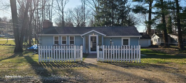 Exterior - Cozy 4-season Cottage in Dowagiac, MI - 25 miles from Notre Dame & St. Joseph’s (Dowagiac)