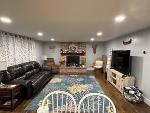 Smart TV, fireplace, computer monitors - Cozy 4-season Cottage in Dowagiac, MI - 25 miles from Notre Dame & St. Joseph’s (Dowagiac)