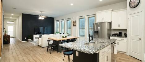 Een koelkast, een magnetron, een oven, een kookplaat