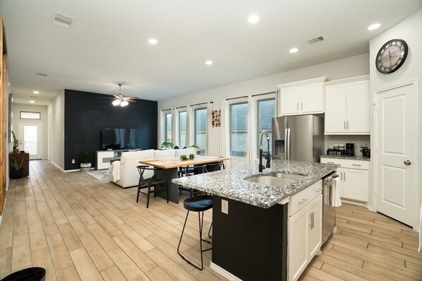 Refrigerador, microondas, horno, placa de cocina