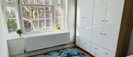 2 室のベッドルーム、アイロン / アイロン台、WiFi、ベッドシーツ