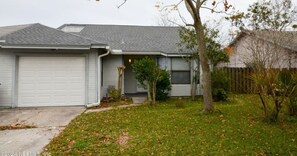 Exterior - Minutes away from Mayo Clinic, jax Beach, UNF, Ponte Vedra Beach, and PGA & TPC. (Jacksonville)