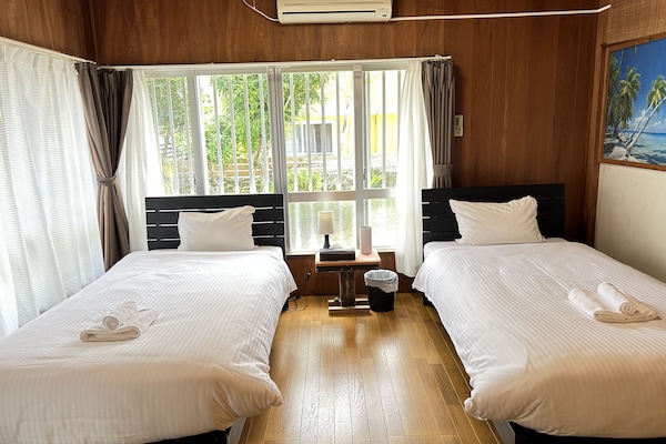 Casa bàsica, vistes al jardí | 3 dormitoris, wifi gratuïta i roba de llit