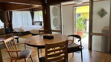 Hus – basic, hageutsikt | Spiseområde på rommet